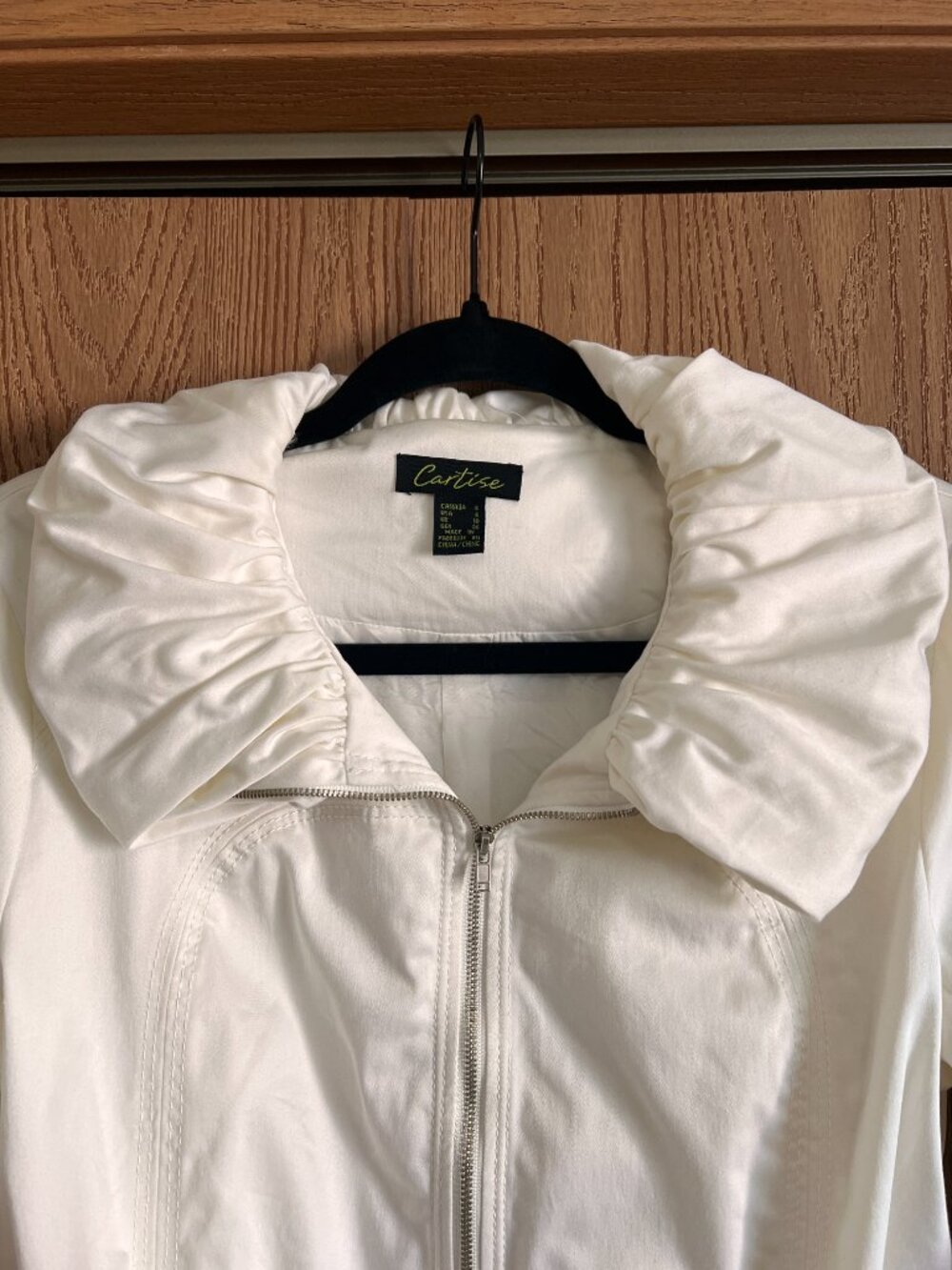 Cartise Off-White Ruched Statement Jacket - Picture 5 of 7